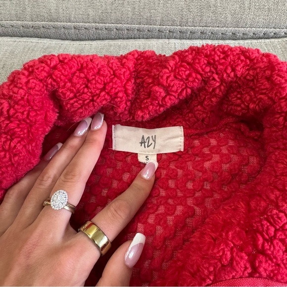 Red Fuzzy Textured Zip-Up Cropped Jacket - Picture 5 of 10